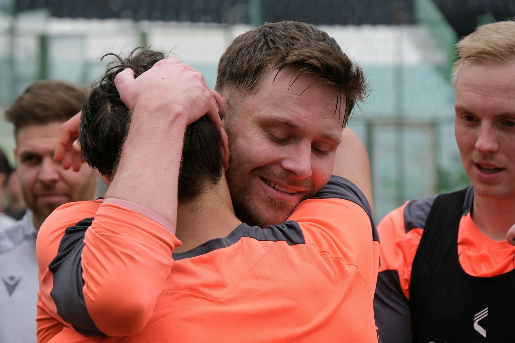 Danijel Dejan faðmar Matthías Vilhjálmsson.