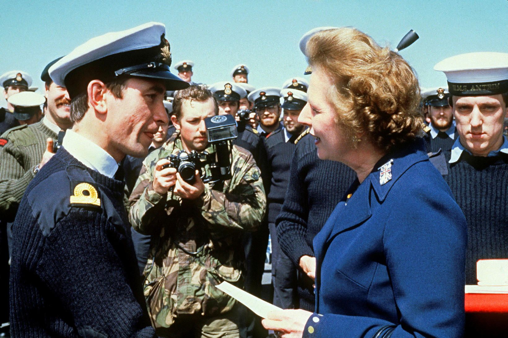 ​Margaret Thatcher forsætisráðherra heilsar upp á breska hermenn á Falklandseyjum …