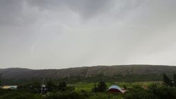 Man ekki eftir öðru eins veðri: Hestarnir hlupu í hringi