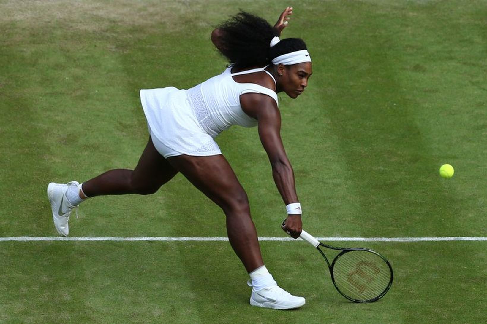 Serena Williams svarar uppgjöf frá Watson.