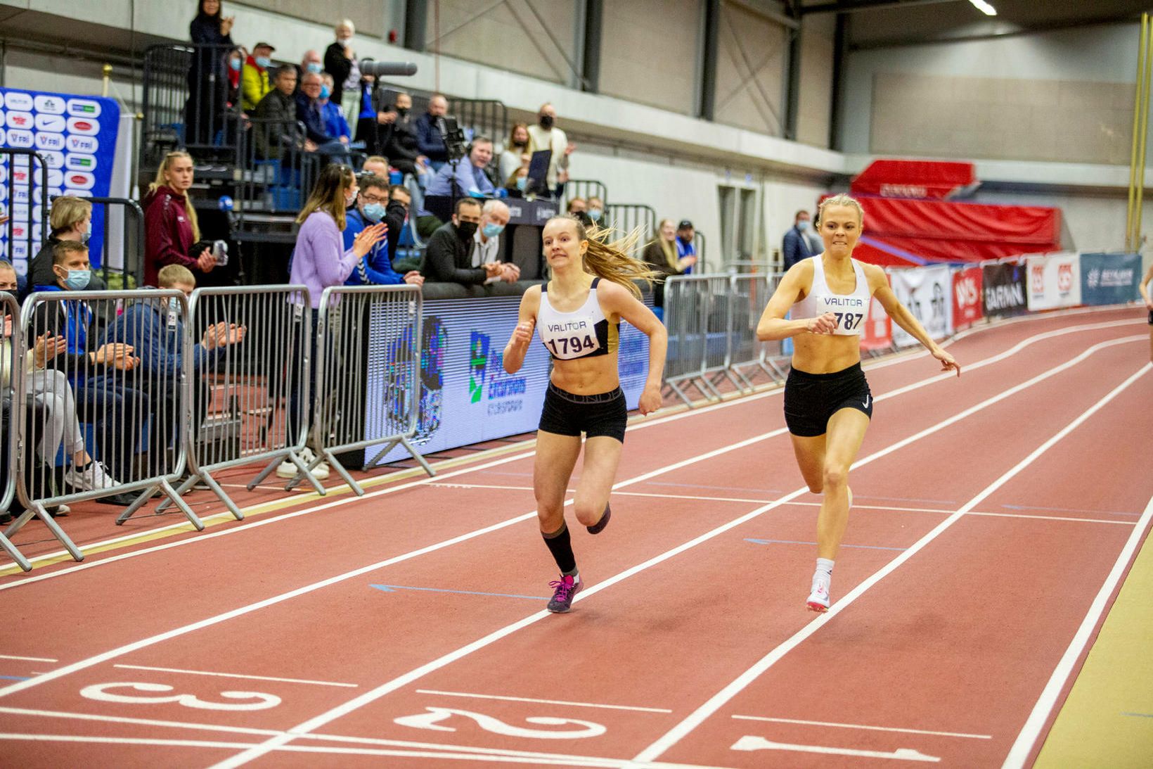 Ísold Sævarsdóttir, til vinstri, náði góðum tíma í Þýskalandi.