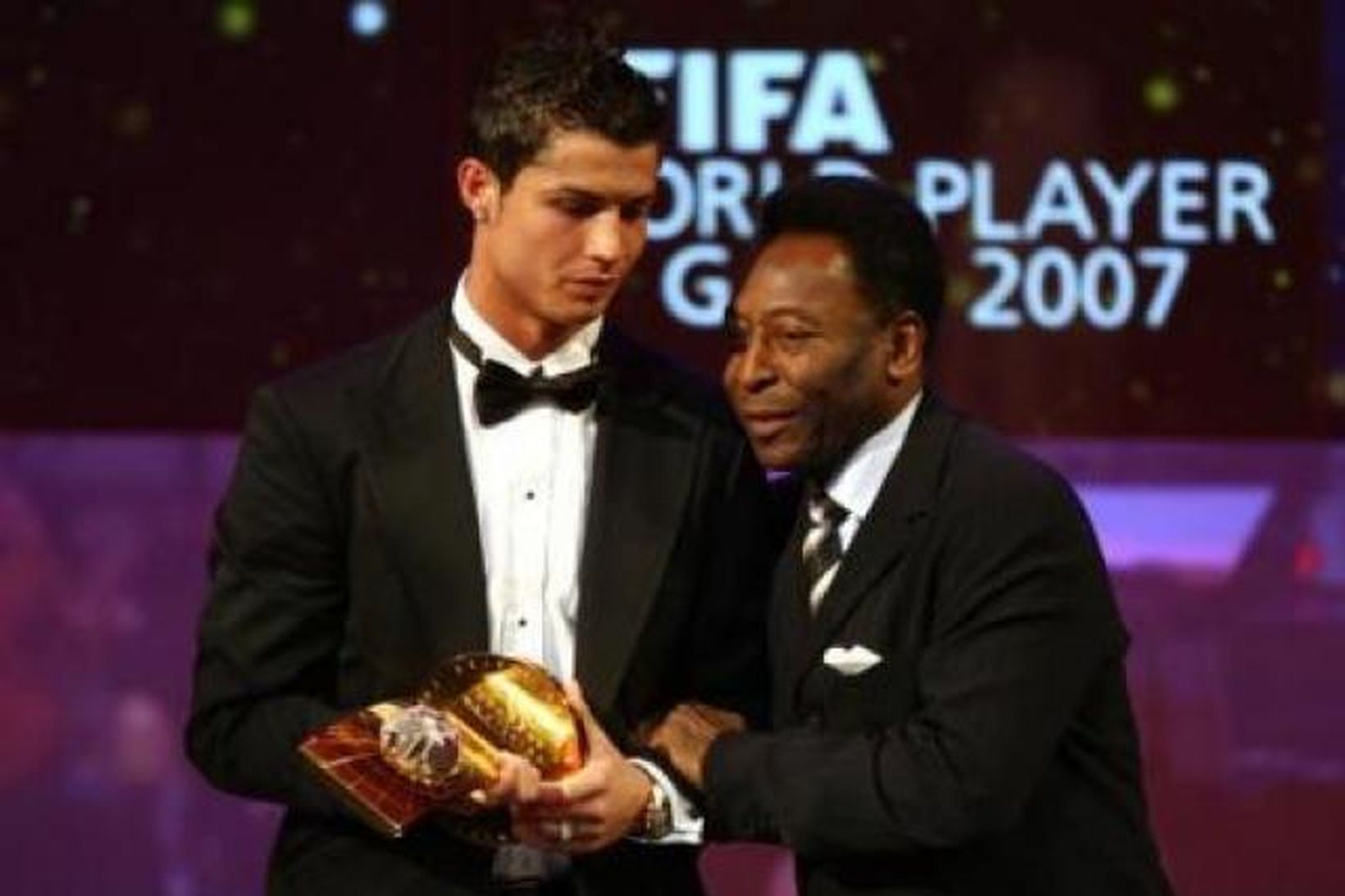 Pele ásamt Cristiano Ronaldo við verðlaunaafhendingu hjá FIFA á síðasta …