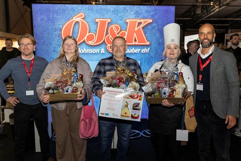 Sigurvegarar keppninnar ásamt tveimur úr dómnefndinni, Schmidt Mads Viborg, Karen Lilja Sveinsdóttir, Davíð Freyr Jóhannesson, …