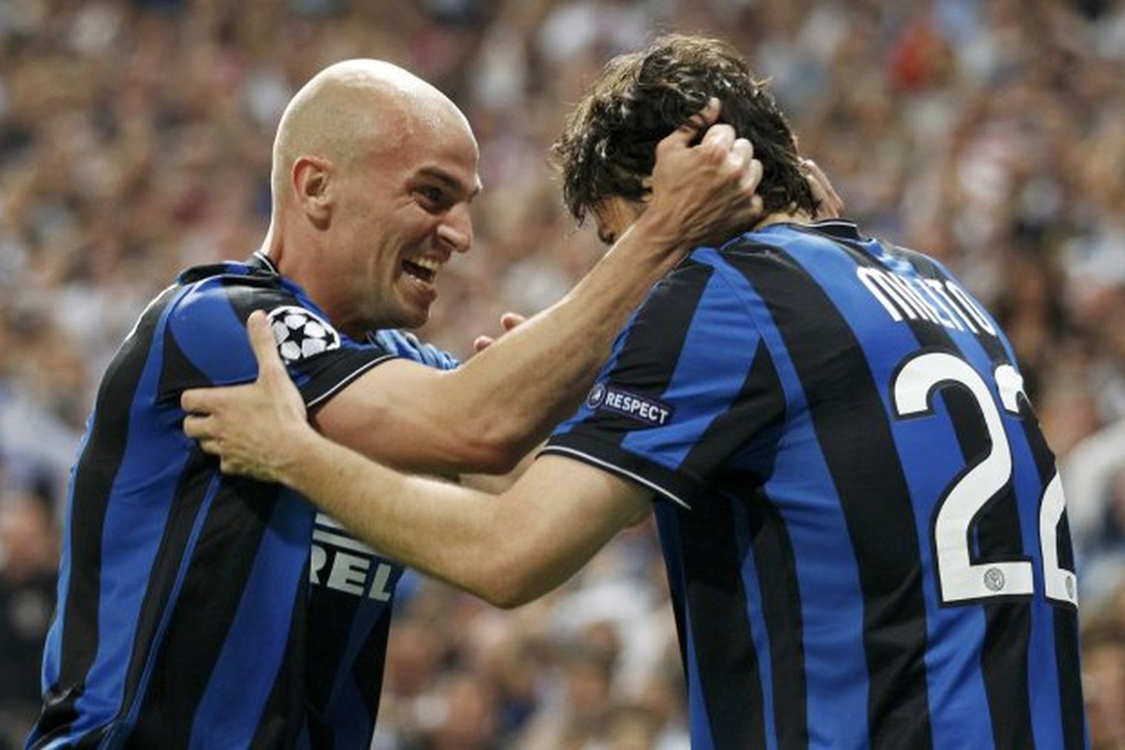 Diego Milito og Esteban Cambiasso fagna eftir sigur Inter í …