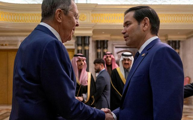 Marco Rubio heilsar hér Sergei Lavrov, utanríkisráðherra Rússlands, á fundi þeirra í Ríad í Sádi-Arabíu …