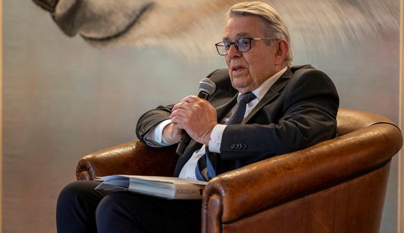 Störukeppni stórveldanna brotin til mergjar