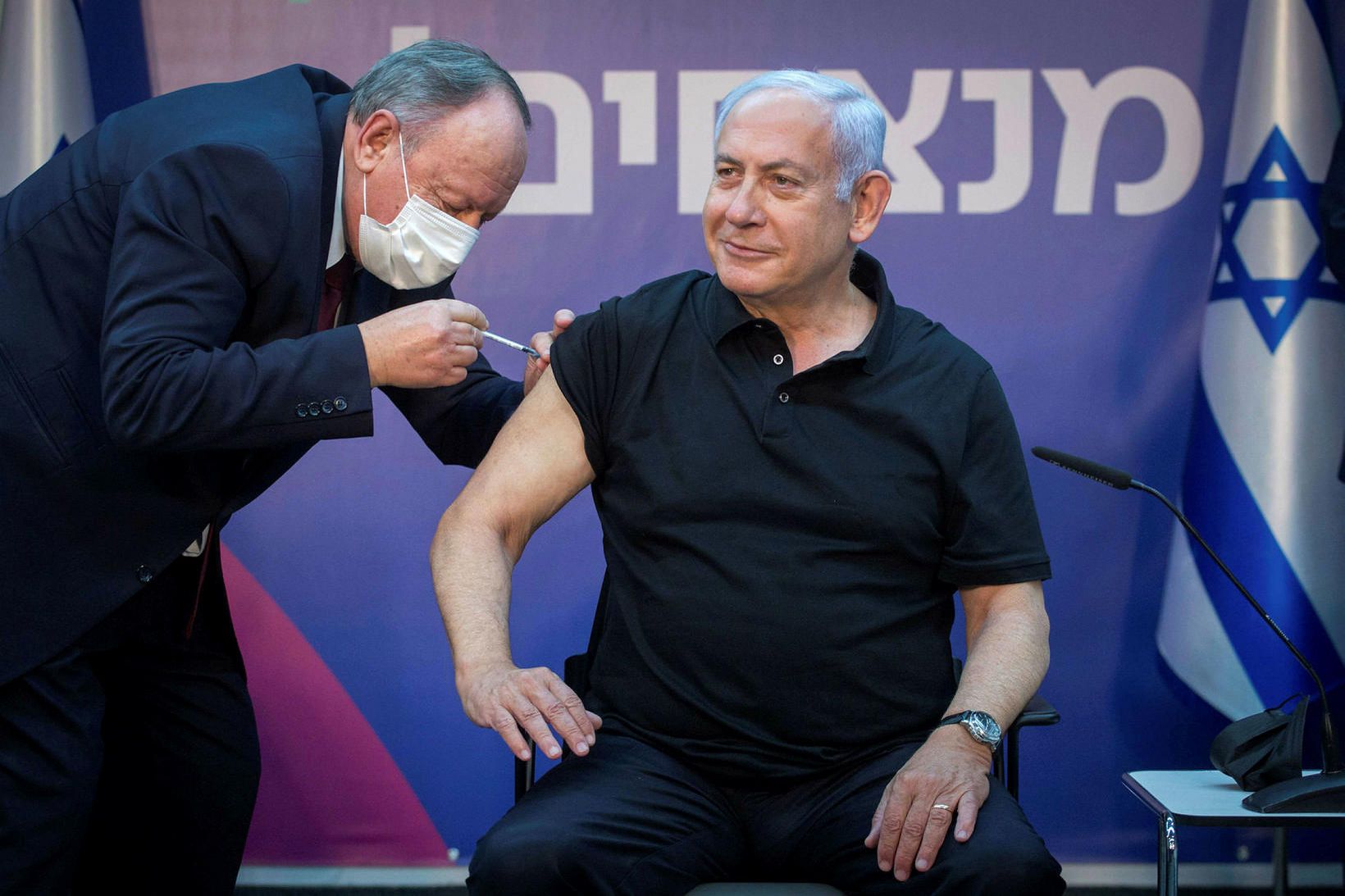 Benjamín Netanjahú fékk seinni sprautuna í gær.
