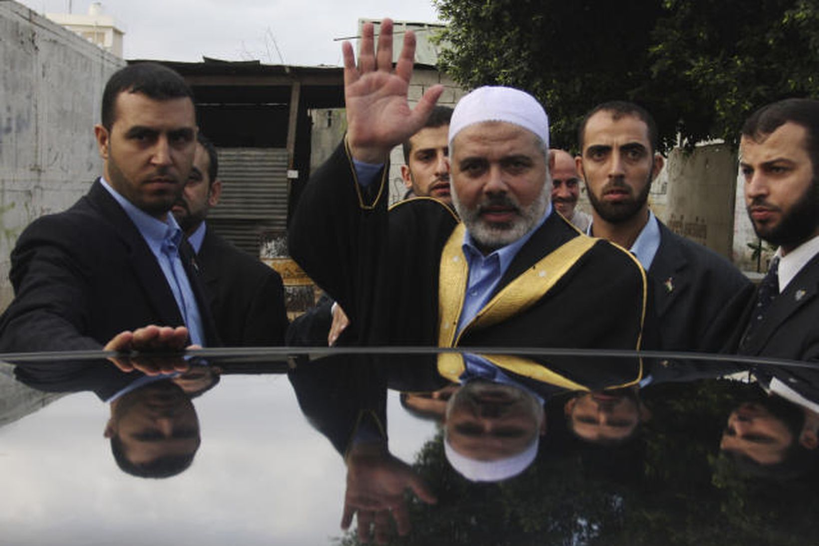 Ismail Haniyeh, forsætisráðherra Hamas samtakanna á Gasasvæðinu, kemur til bæna …