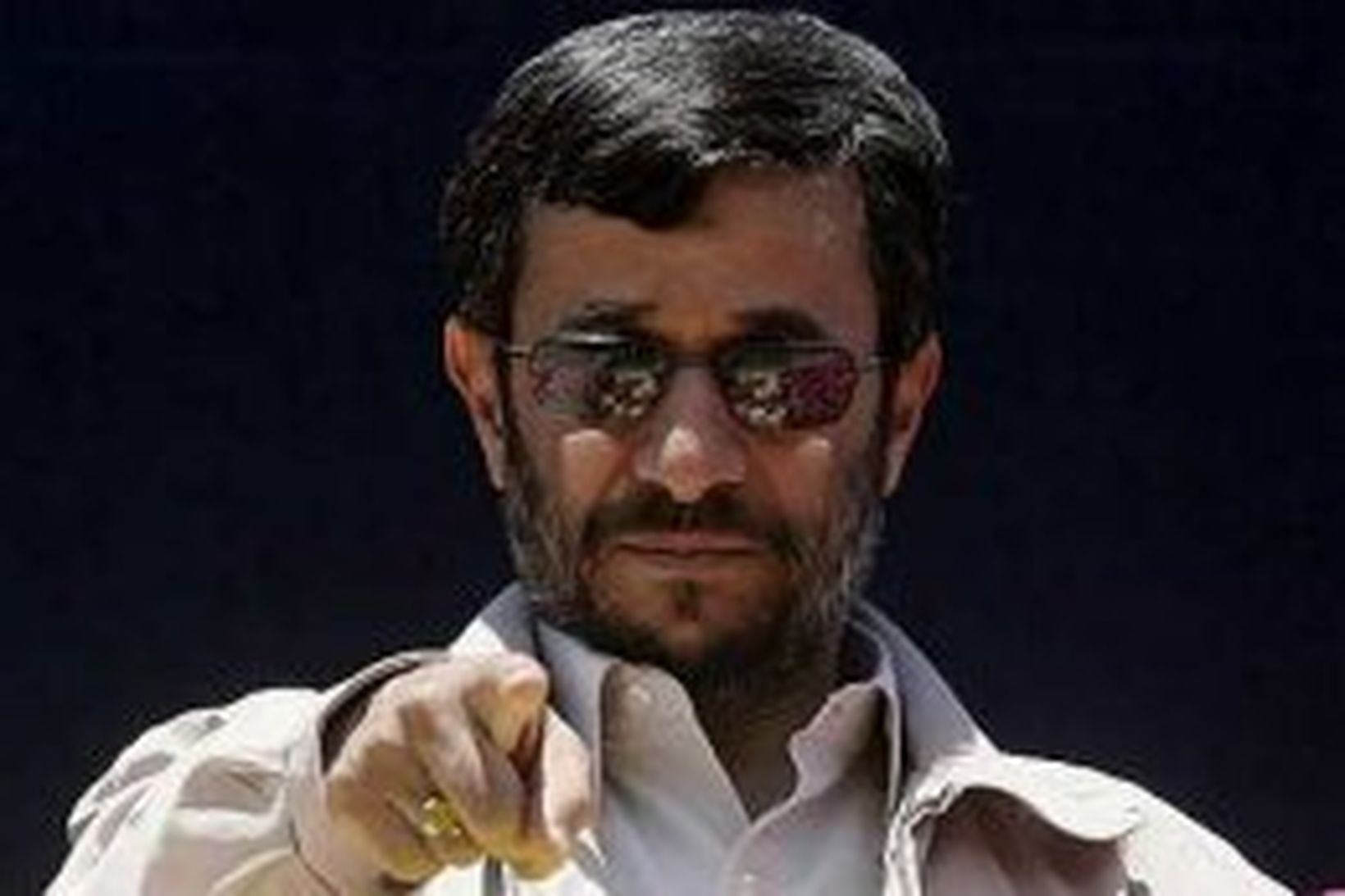 Mahmoud Ahmadinejad Íransforseti ávarpar stuðningsmenn sína í dag.