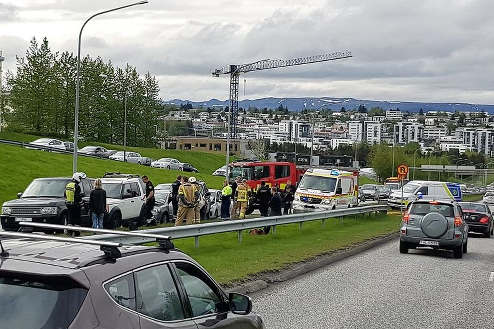 Frá vettvangi á Kringlumýrarbraut í morgun.