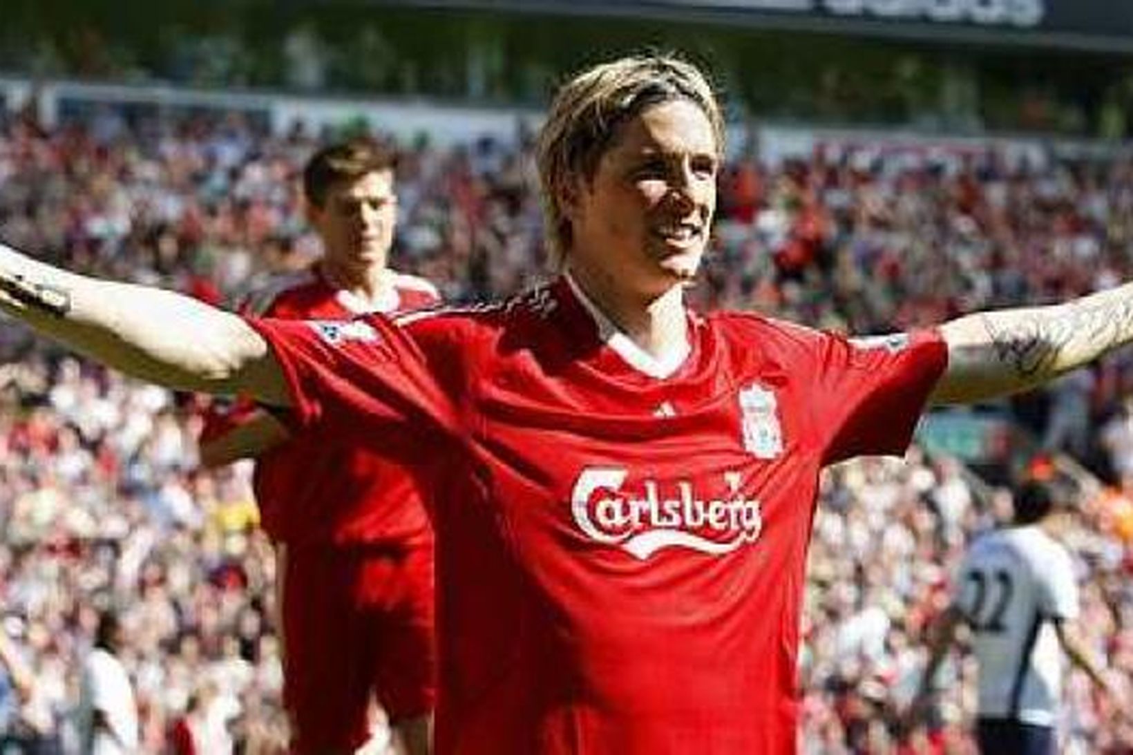 Fernando Torres í búningi Liverpool. Carlsberg merkið hefur verið á …