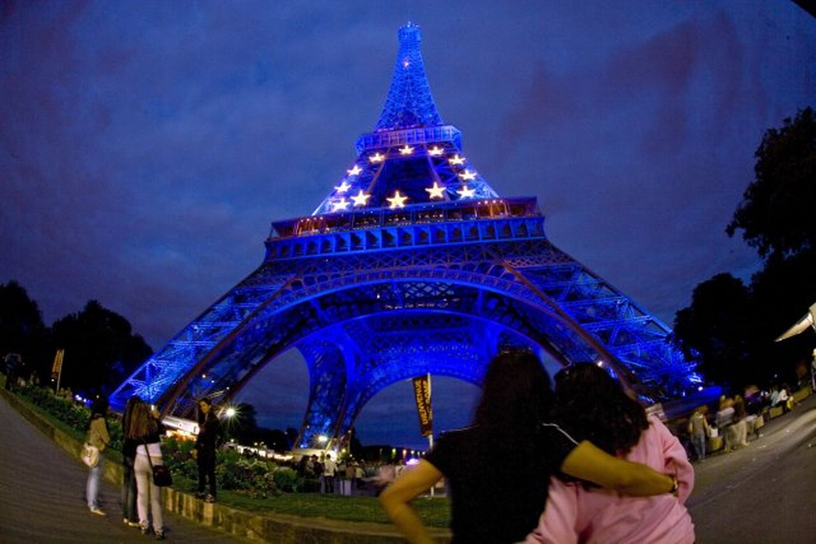 Eiffelturninn skreyttur merki ESB.