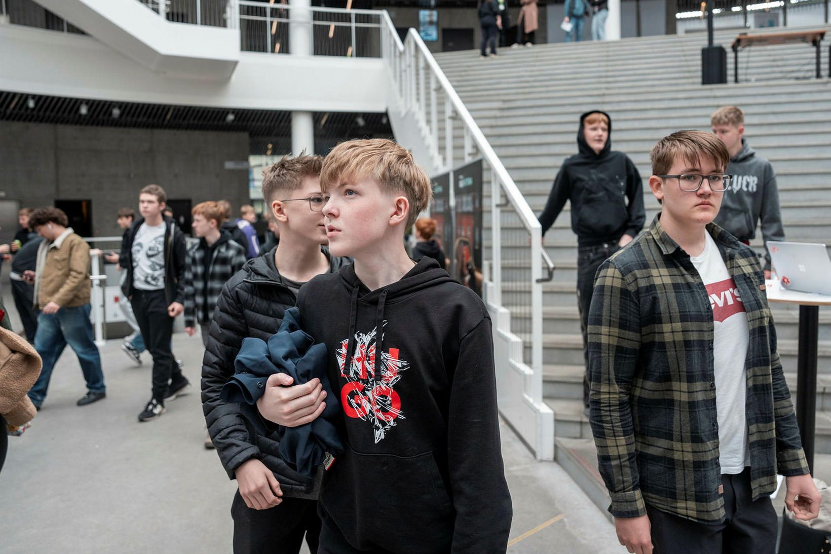 Um þúsund drengir og stálpar í níunda bekk mættu í …