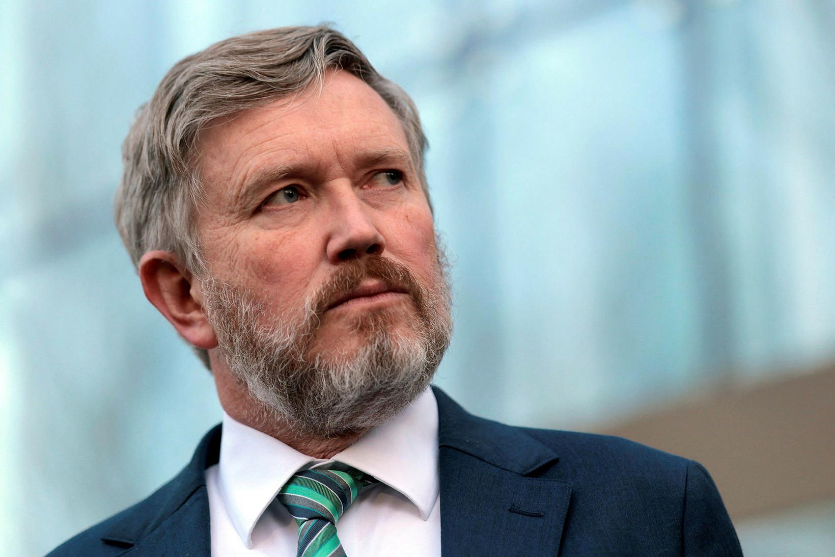 Að minnsta kosti sex hlíft með yfirstrikunum