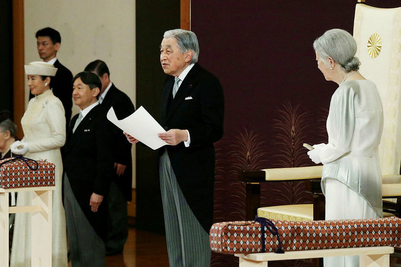 Akihito Japanskeisari flytur hér ræðu sína við einn hluta afsagnarathafnarinnar.