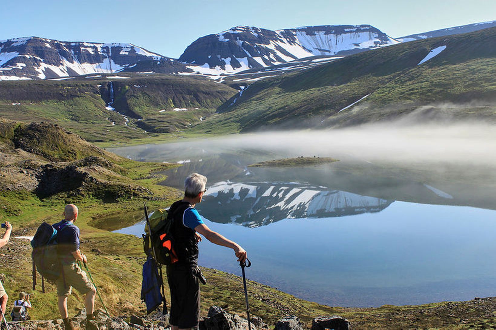 Í sól og blíðu við Tungudalsvatn í Fljótum.