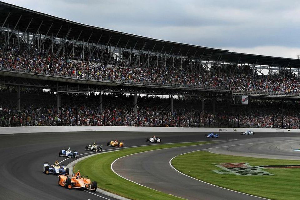 Um 300.000 manns voru í stúkum Indianapolis Speedway brautarinnar. Hér er Fernando Alonso fremstur.
