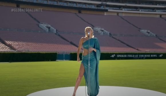 Miley Cyrus slær í gegn á tómum fótboltavelli