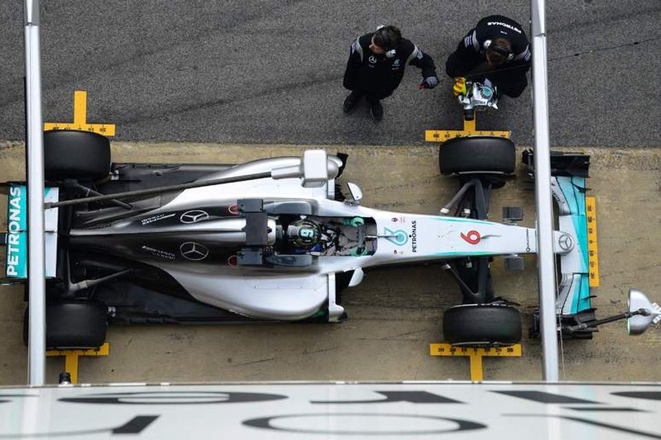 Vélvirkjar Mercedes vinna í bíl Nico Rosberg í Barcelona í dag.