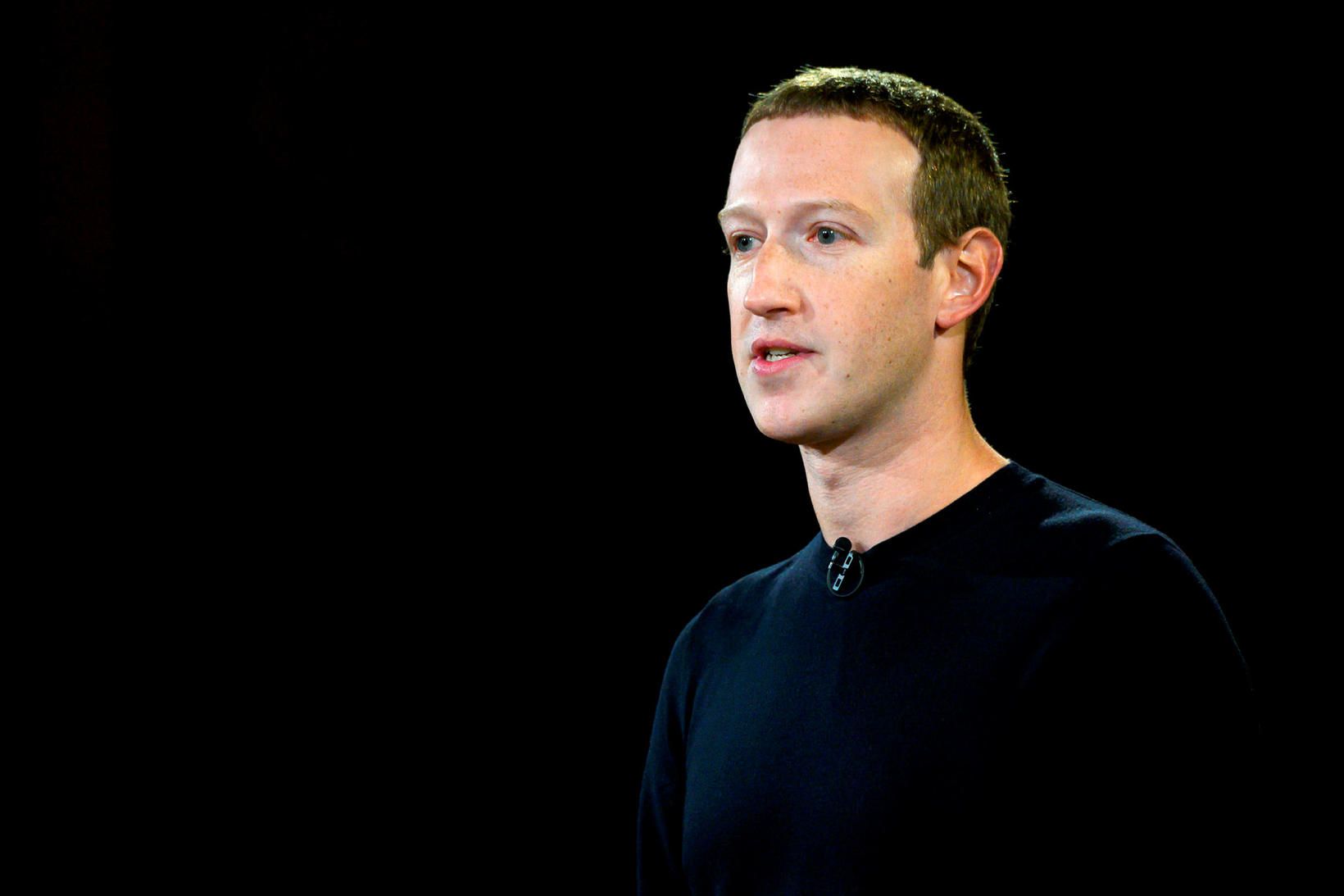 Mark Zuckerberg, framkvæmdastjóri Facebook, hefur verið harðlega gagnrýndur fyrir að …