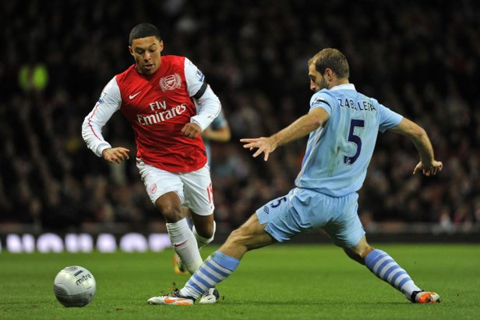 Alex Oxlade-Chamberlain og Pablo Zabaleta í baráttunni á Emirates í …