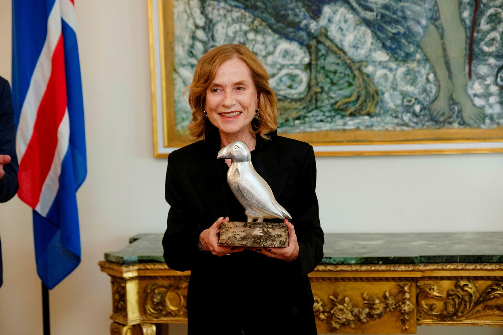 Isabelle Huppert tók á móti verðlaunagrip í formi lunda á …