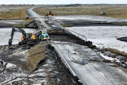 Jökulhlaupið olli miklu tjóni. Fylgdi hlaupið farvegi Leirár sem breyttist fyrir mörgum árum og varað …