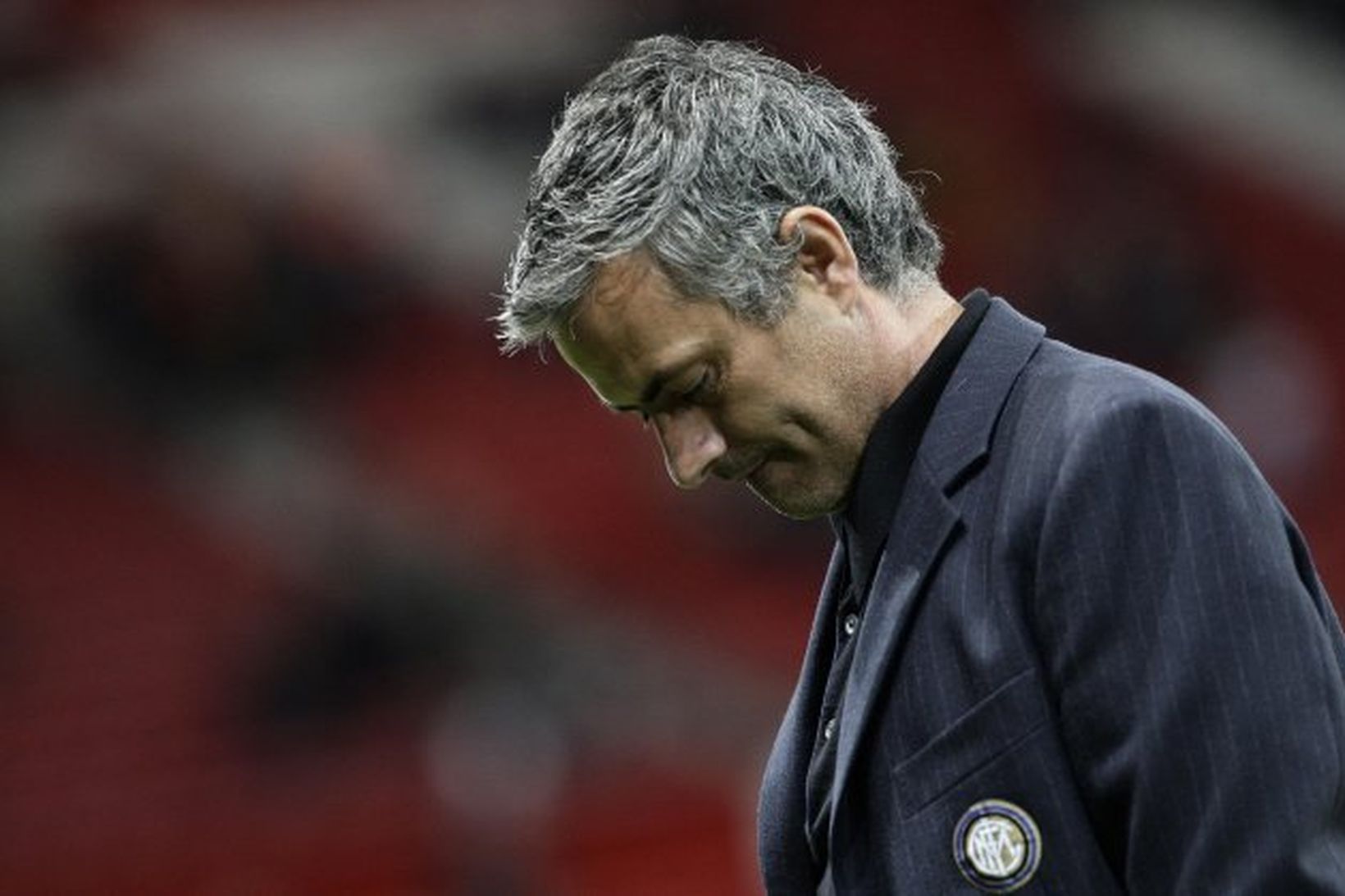 Mourinho var niðurlútur eftir tapið gegn Manchester United í gær.