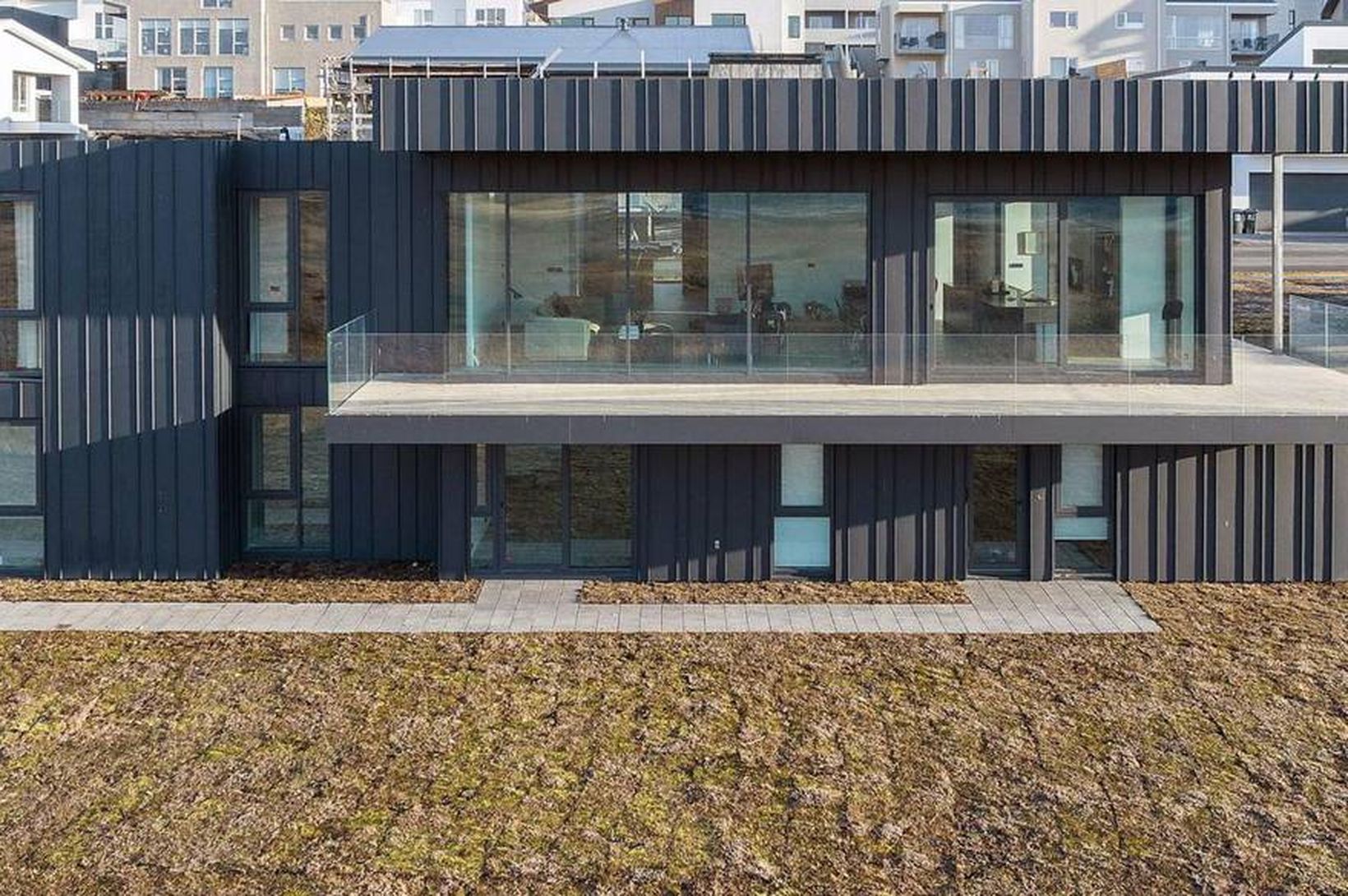 Eiginkona rafrettukóngs keypti skrauthýsi á undirverði