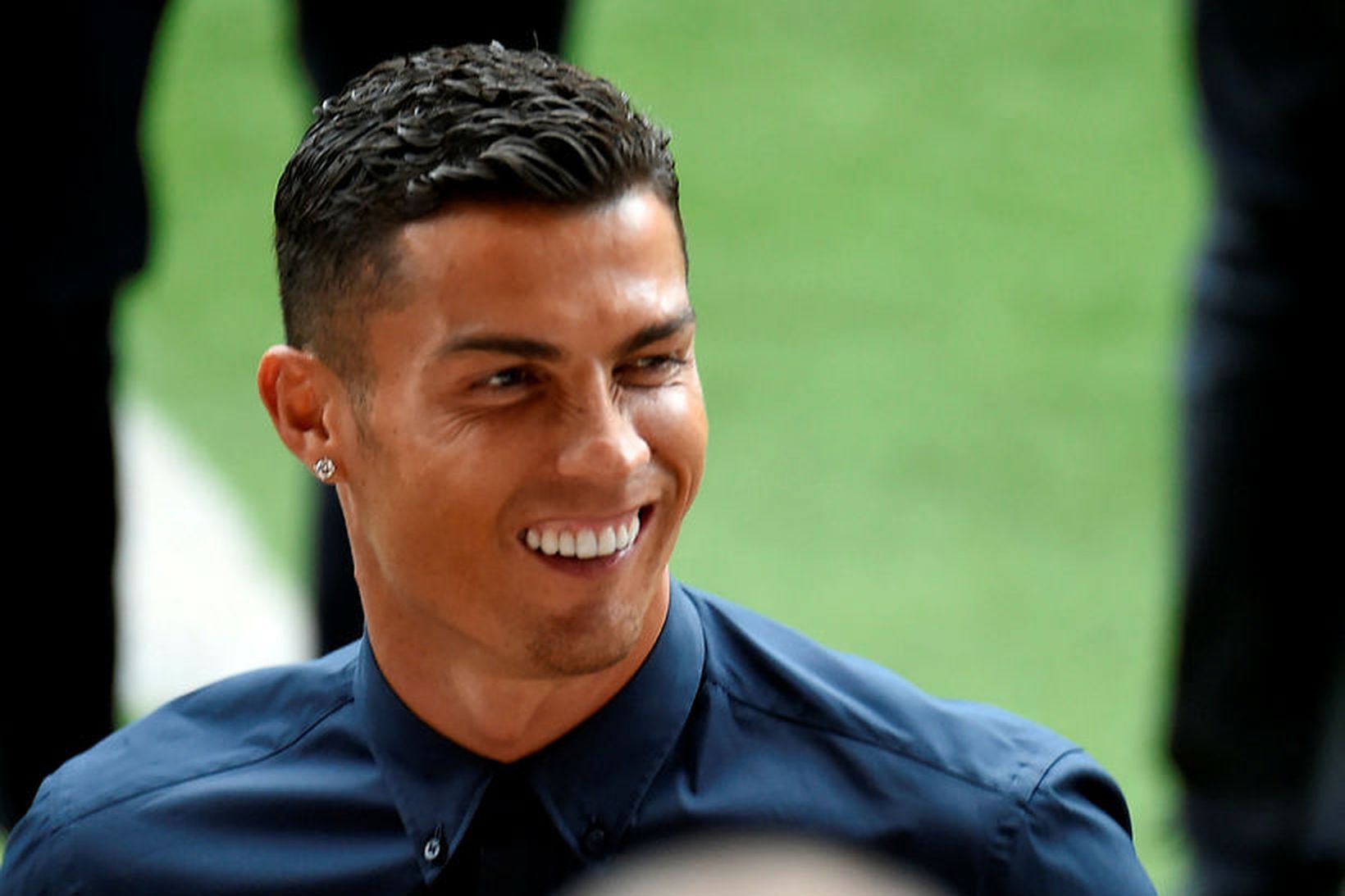 Það var létt yfir Cristiano Ronaldo þegar hann skoðaði Mestalla-leikvanginn …