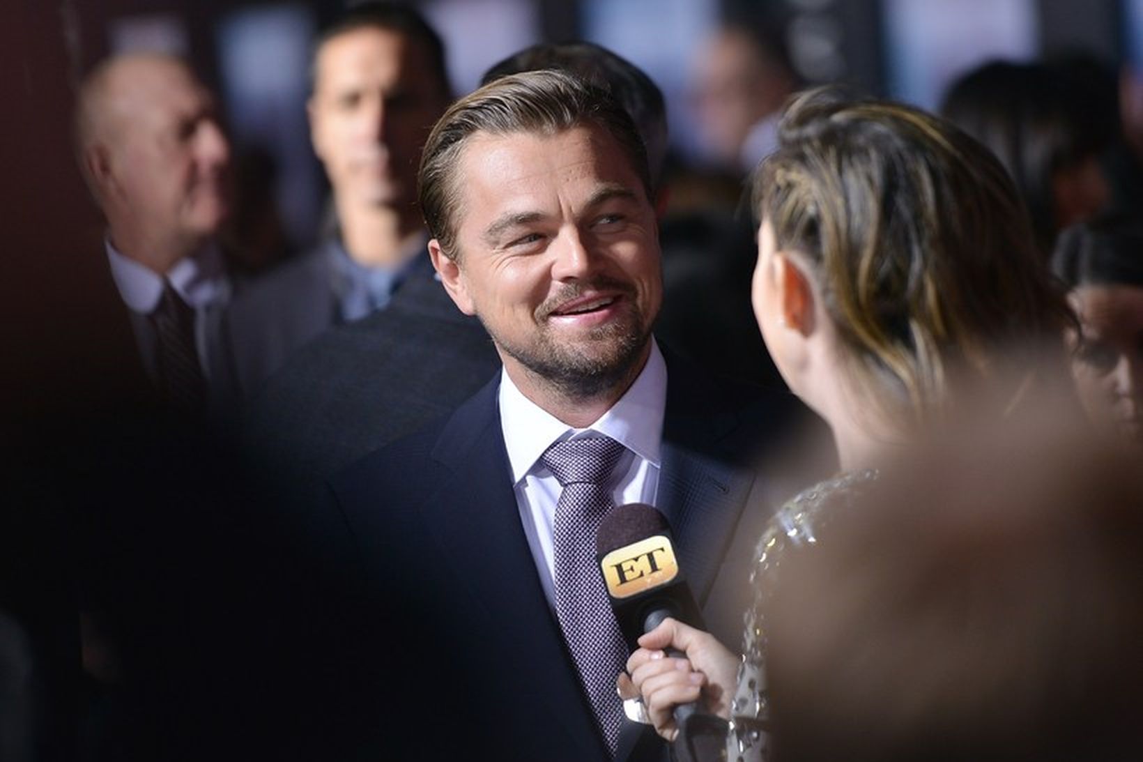 Leonardo DiCaprio ræðir við blaðamann á frumsýningu The Revenant í …