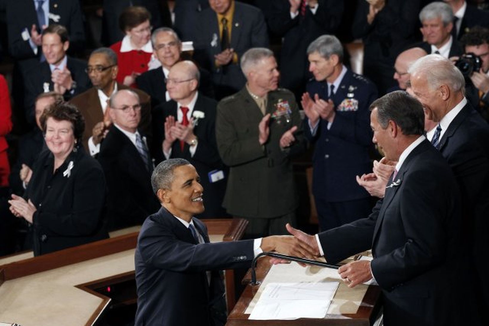 Barack Obama heilsar John Boehner, repúblikana og forseta fulltrúadeildarinnar.