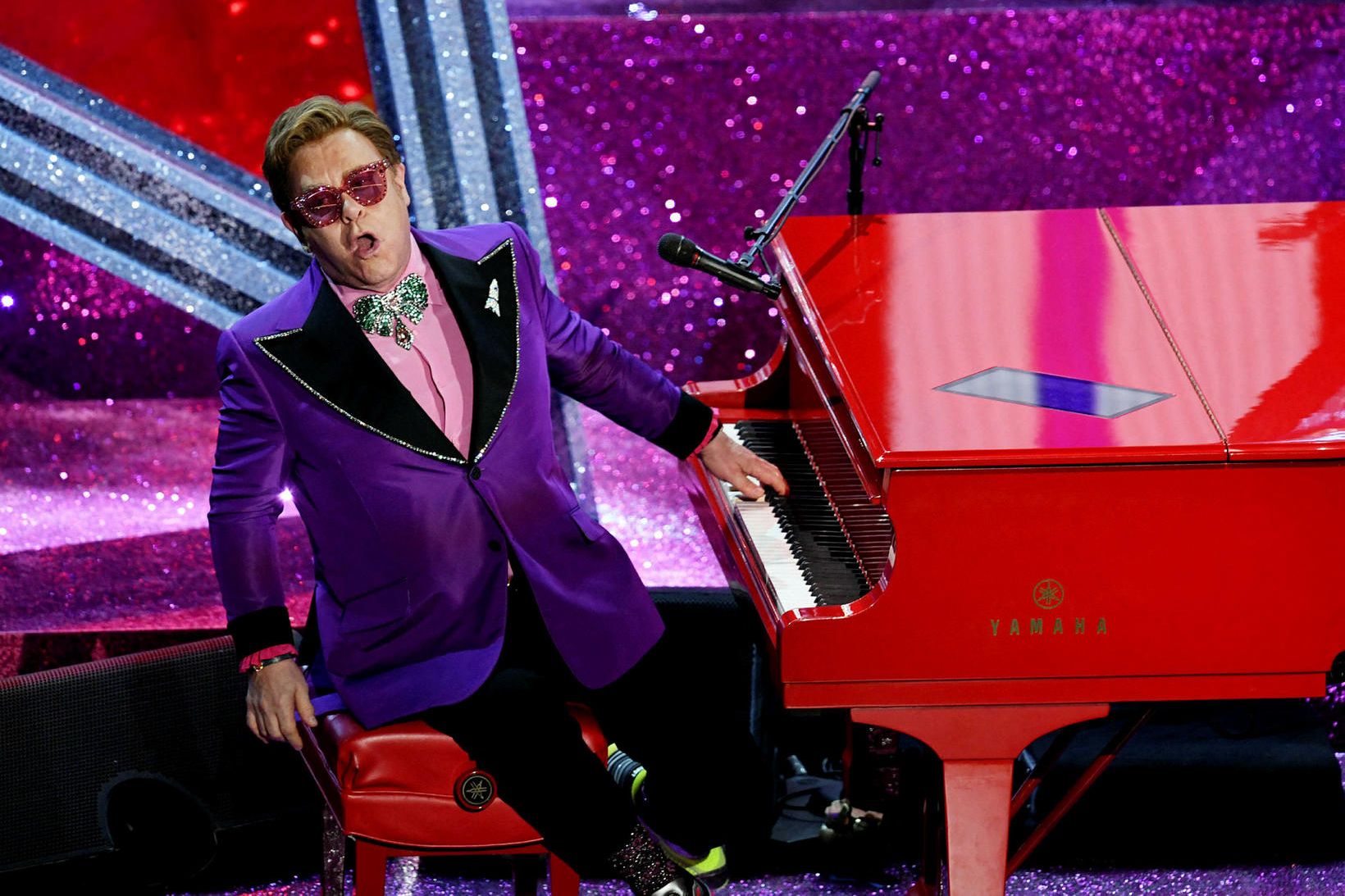 Elton John stígur á stokk á óskarsverðlaunaafhendingunni árið 2020.