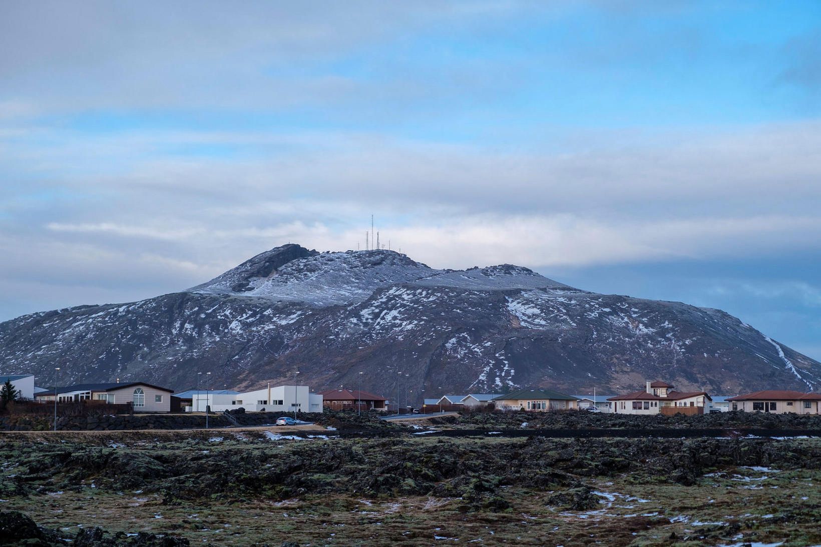 Þorbjörn gnæfir yfir Grindavík.