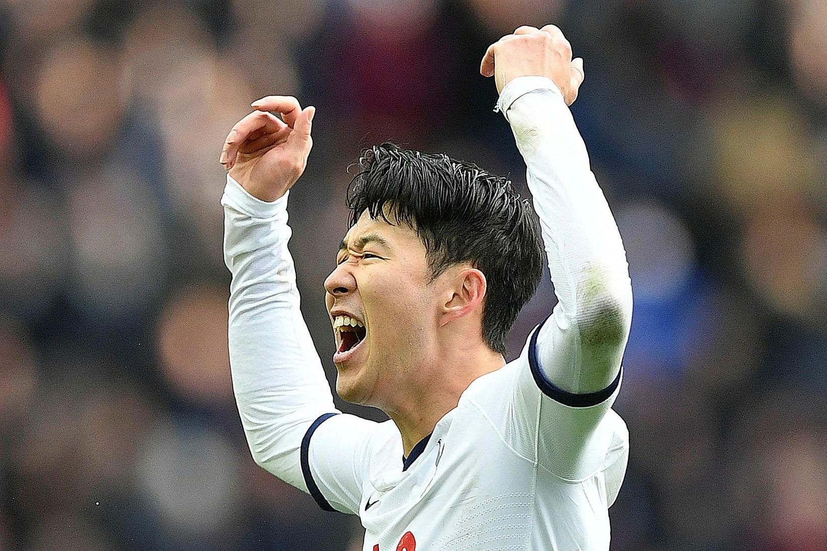 Heung-min Son fagnar sigurmarki sínu gegn Aston Villa um helgina …