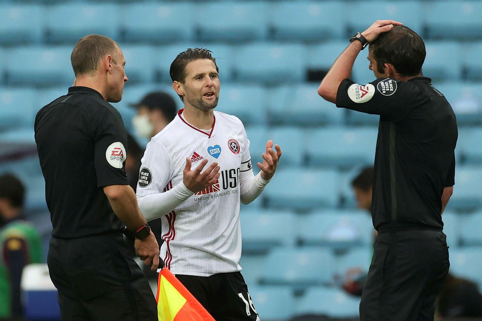 Oliver Norwood ræddi málin við Michael Oliver í gær.