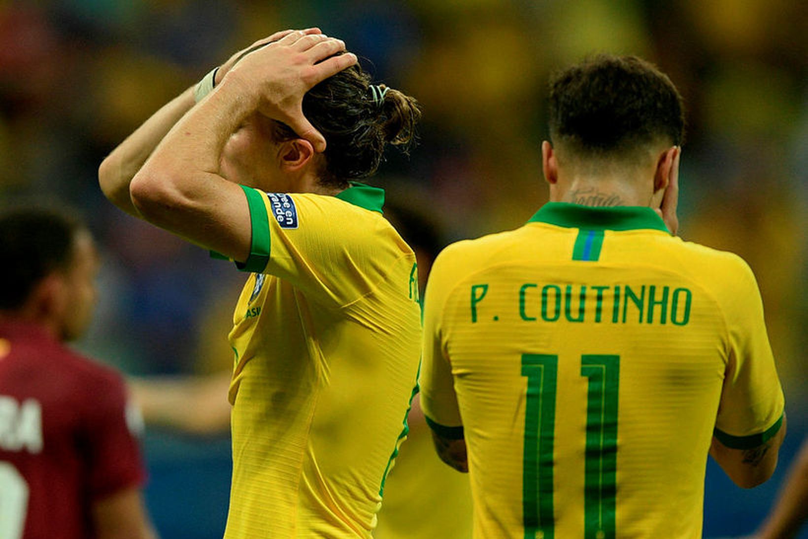 Brasilíumennirnir Filipe Luis og Philippe Coutinho svekktir í leiknum í …