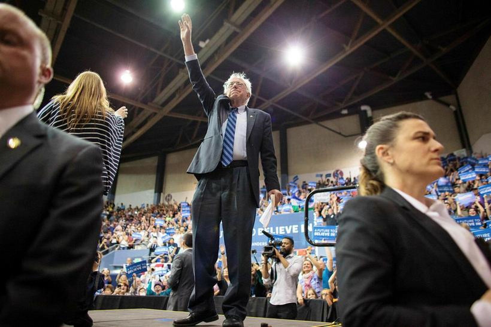 Bernie Sanders öldungardeildarþingmaður á kosningafundi í Oregon-ríki. Sanders sigraði Hillary …