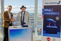 Sigurjón Pálsson, hönnuður Vaðfuglsins, afhendir Boga Nils Bogasyni, forstjóra Icelandair, áritaðan fugl.