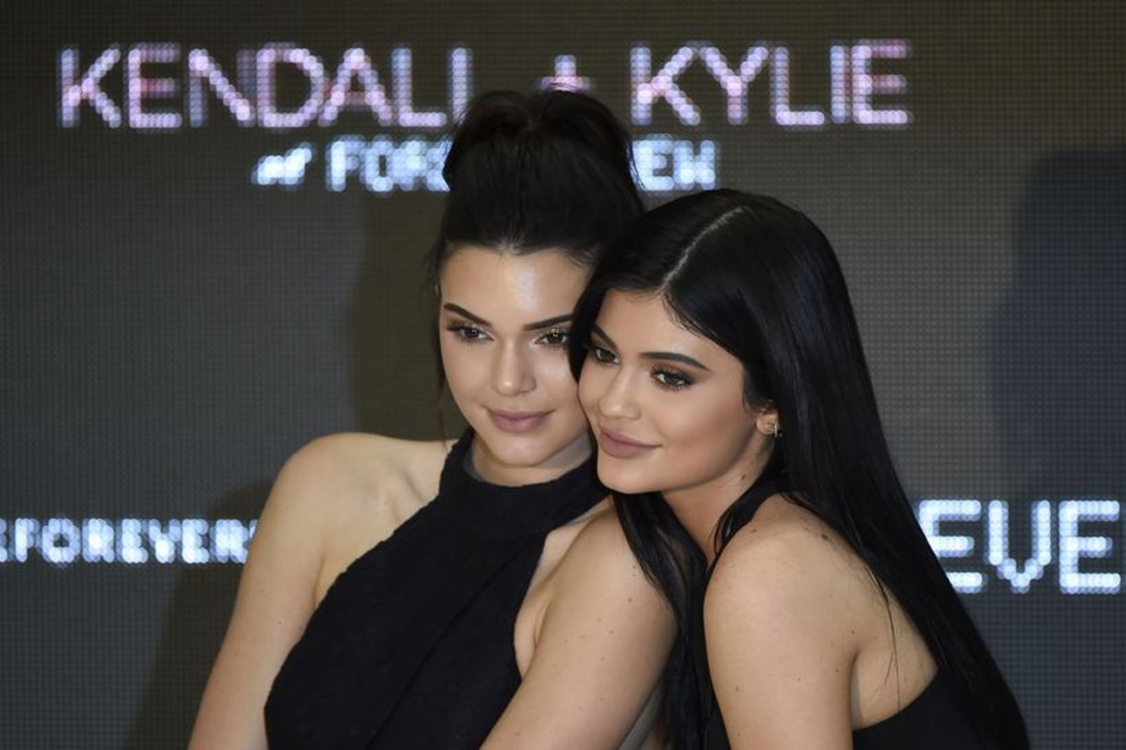 Kendall Jenner og systir hennar Kylie Jenner stilla sér upp …