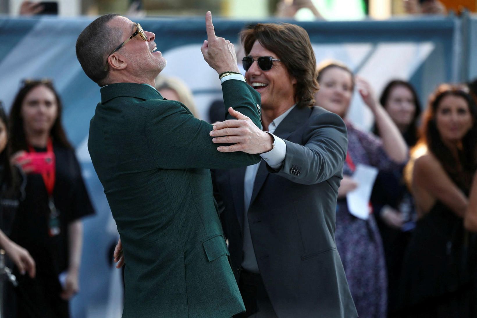 Brad Pitt og Tom Cruise voru hressir á frumsýningu kvikmyndarinnar …