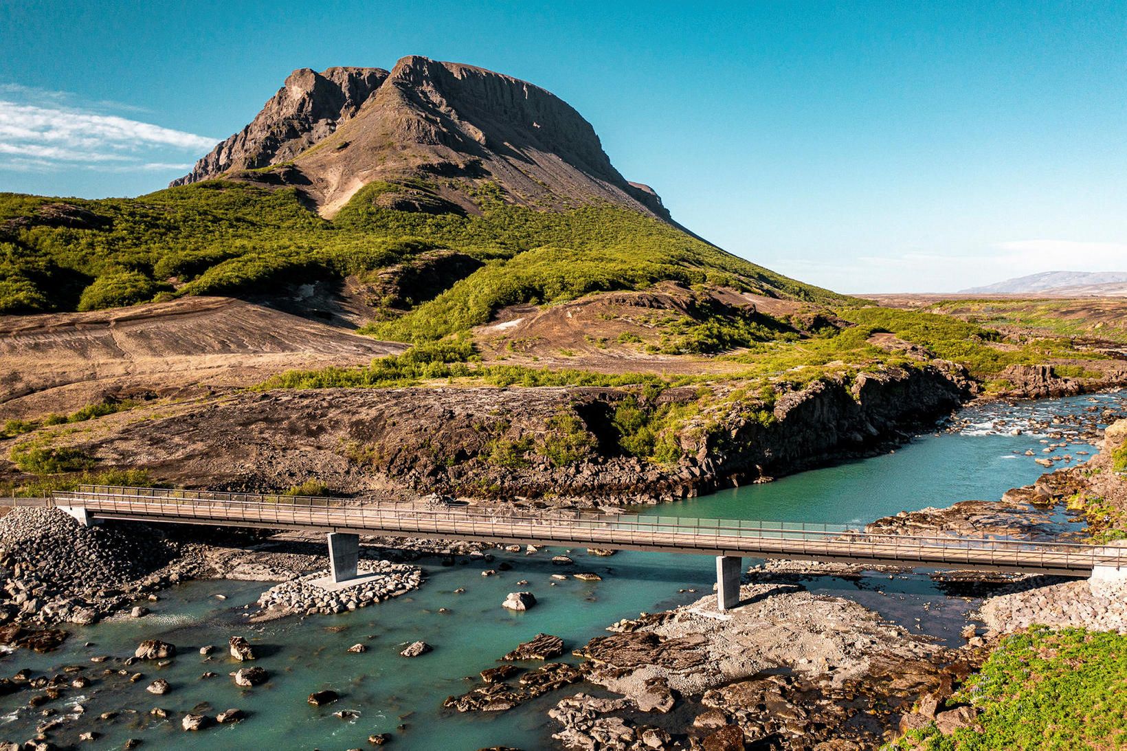 Þjórsárbrúin nýja, Búrfell í baksýn.