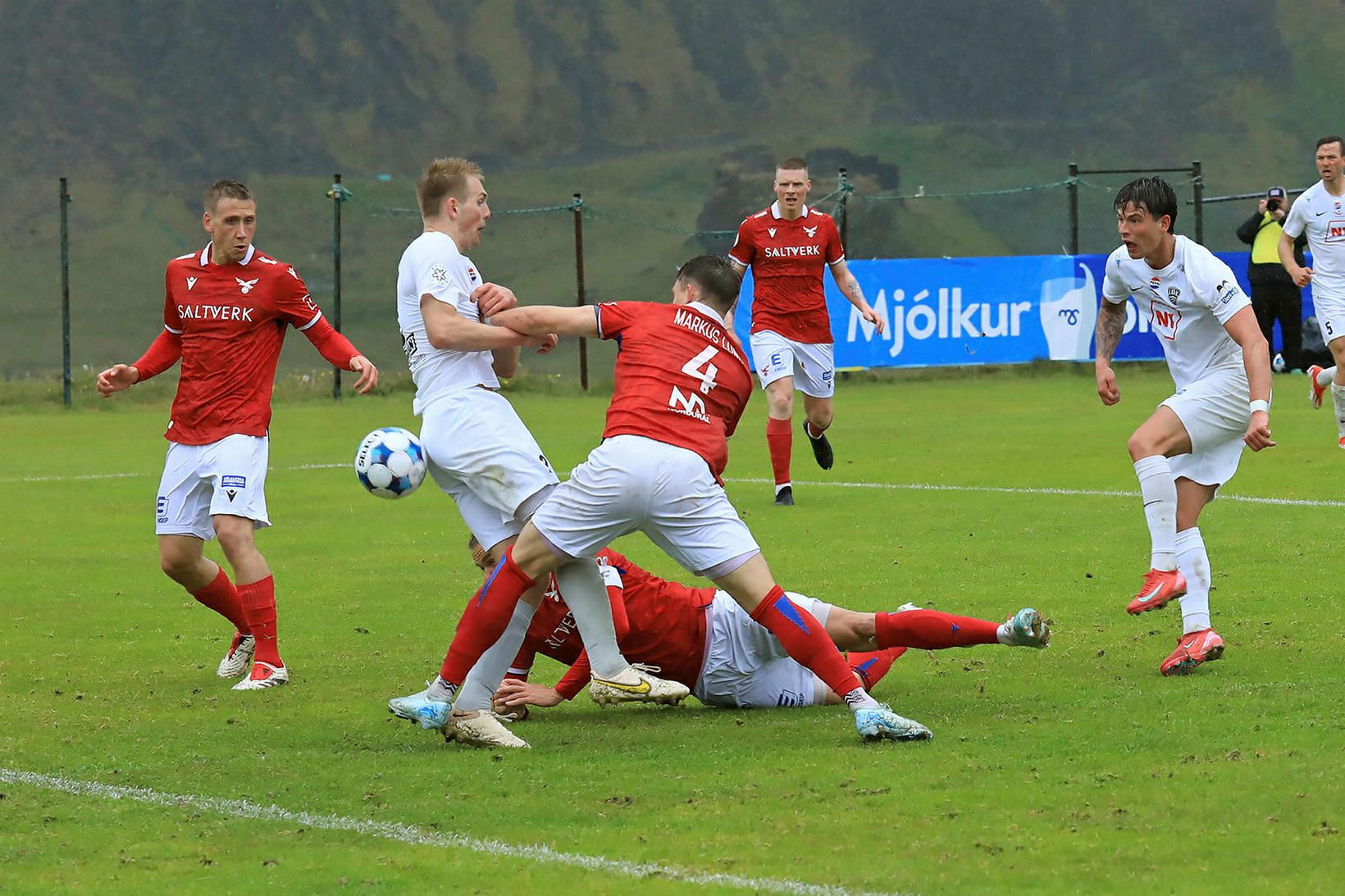 Sigurður Arnar Magnússon í baráttunni í kvöld.