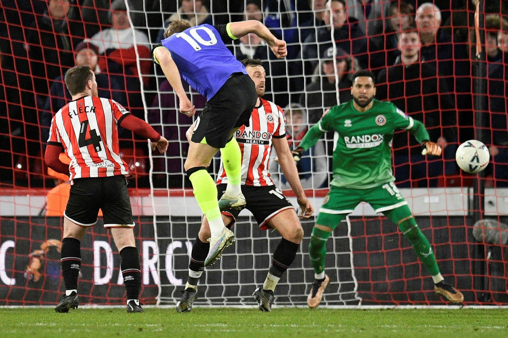 Harry Kane skallar fram hjá marki Sheffield United í gærkvöldi.