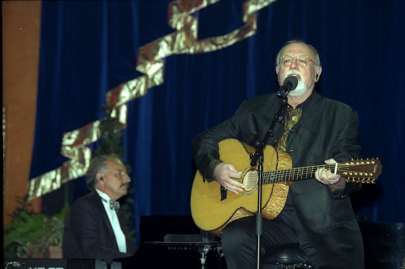 Roger Whittaker kom til Íslands árið 200 söng á skemmtistaðnum …