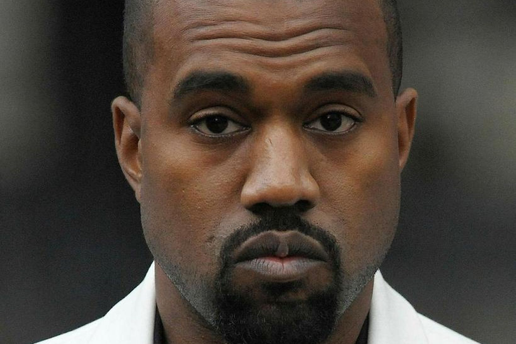 Kanye West hegðar sér undarlega.