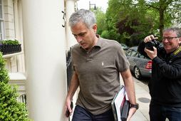 Jose Mourinho er hundeltur af blaðamönnum og ljósmyndurum í London.