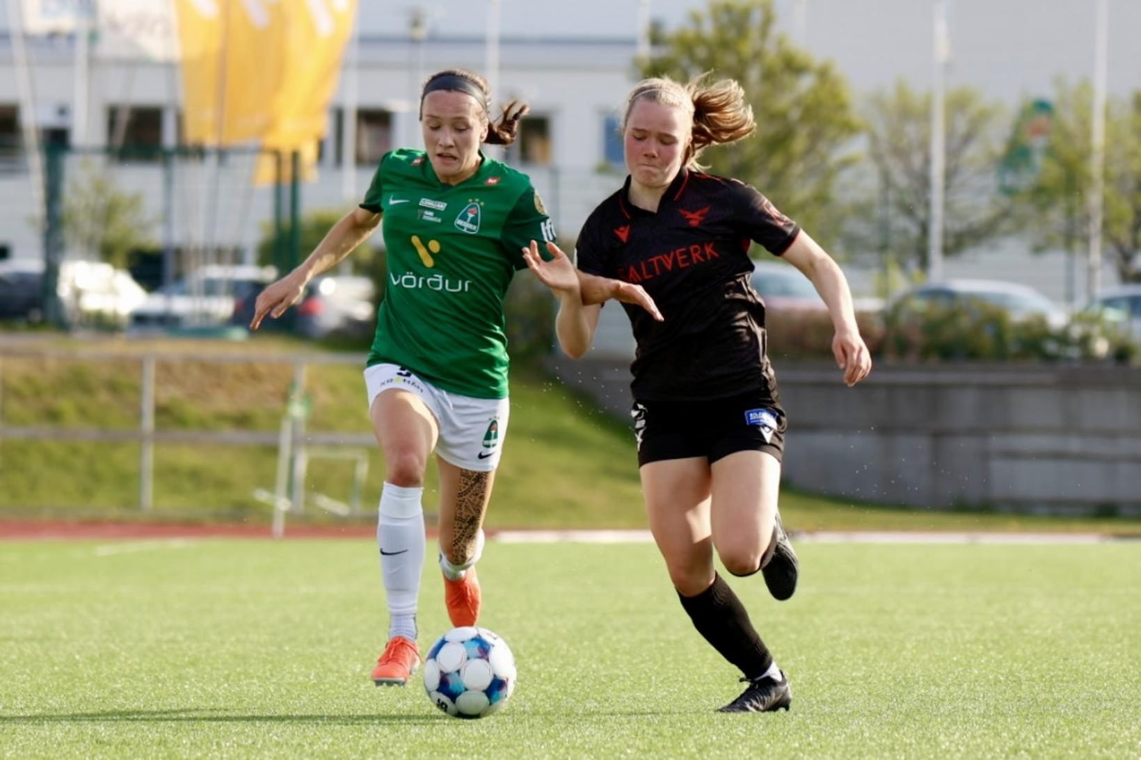 Samantha Smith og Bryndís Eiriksdóttir eigast við í kvöld.
