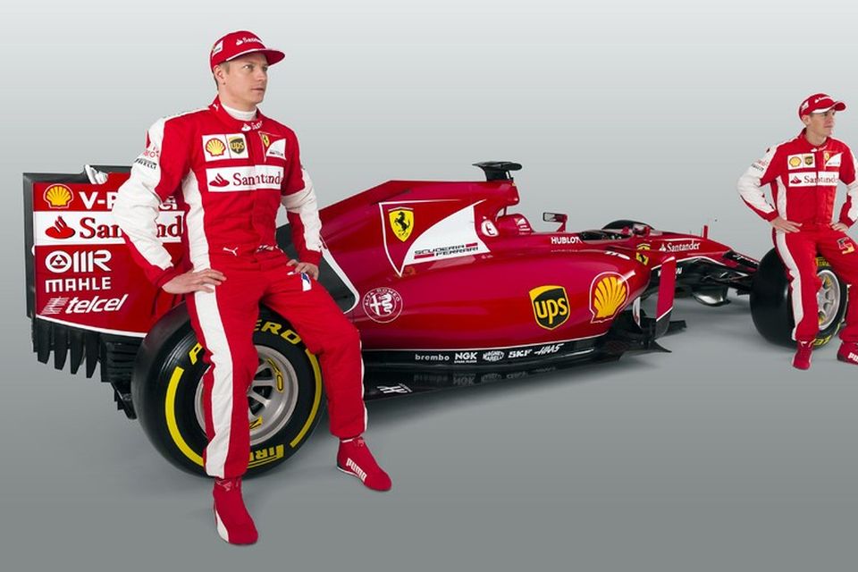 Kimi Räikkönen (t.v.) og Sebastian Vettel við frumsýningu 2015-bíls Ferrari í dag.