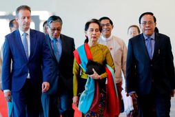 Aung San Suu Kyi á flugvellinum í höfuðborg Mjanmar, á leið sinni til Haag.